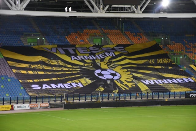 Vitesse begint dramatisch in Helmond na mislukte sprint Van Sas 